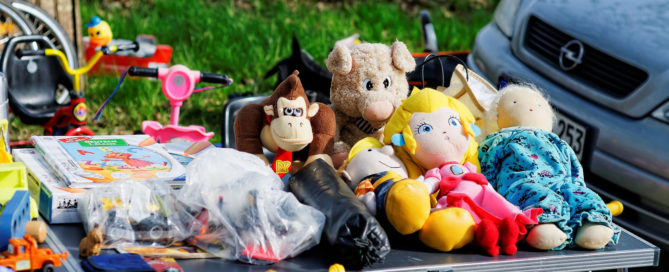 Trödelmarkt-Stand mit Kinderspielzeug