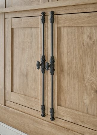 Buffet Dorset in Eiche Gold Landhaus Vitrinenschrank 193 x 214 cm, Soft-Close