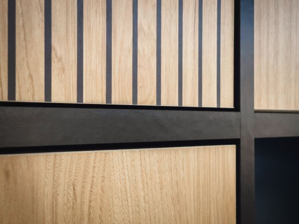 Wohnwand Lovely in Hickory Eiche und schwarz Schrankwand mit Ethanol Kamin, inkl. Beleuchtung