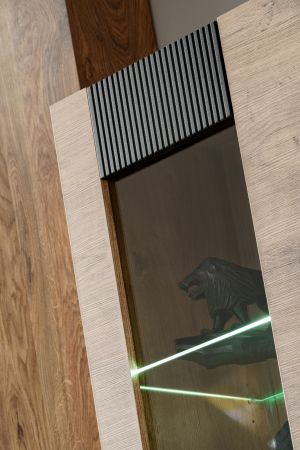 Vitrinenschrank Heron in Ribbeck Eiche und schwarz Vitrine mit gefr�sten Rillen inkl. LED