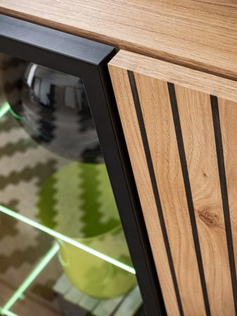 Vitrine Lines in Hickory Eiche und schwarz Glasvitrine mit LED und Push-to-Open, 70 x 192 cm