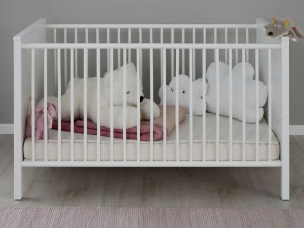 Babybett "Ole" in weiß Gitterbett mit Schlupfsprossen und Lattenrost 70 x 140 cm