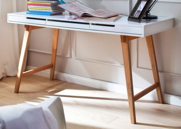 Schreibtisch "Anneke" in matt weiß lackiert und Massivholz für Homeoffice und Büro 140 x 58 cm