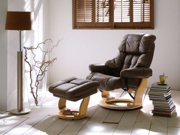 Relaxsessel Calgary in braun Leder und Walnuss mit Hocker Funktionssessel 90 x 104 cm Schlafsessel Fernsehsessel