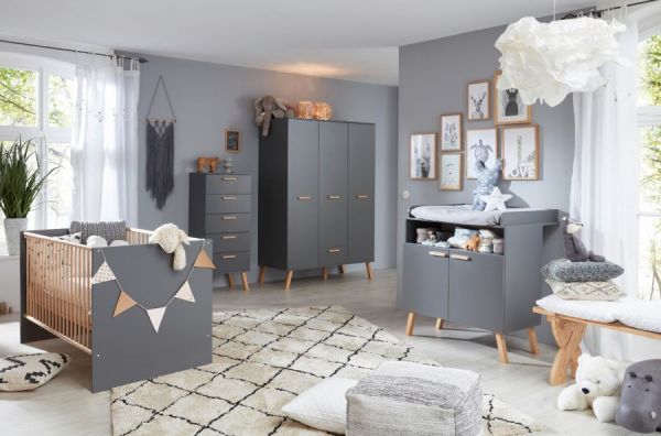 Baby- und Kinderzimmer Kleiderschrank Mats in grau matt mit Buche massiv 3-trig 130 x 190 cm