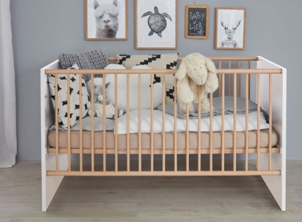 Babyzimmer Mats in wei matt mit Buche massiv komplett Set 3-teilig mit Wickelkommode Kleiderschrank und Babybett