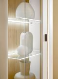 Vitrine Bellport in wei matt und Wotan Eiche Vitrinenschrank inklusive Frontbeleuchtung 55 x 200 cm