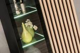 Vitrine Morgan in schwarz und Jackson Eiche Highboard mit 3D-Lamellen inkl. LED