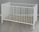 Babybett Ole in wei Gitterbett mit Schlupfsprossen und Lattenrost 70 x 140 cm