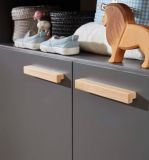 Baby- und Kinderzimmer Kleiderschrank Mats in grau matt mit Buche massiv 3-trig 130 x 190 cm