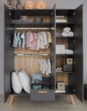Baby- und Kinderzimmer Kleiderschrank Mats in grau matt mit Buche massiv 3-trig 130 x 190 cm