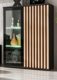 Vitrine Morgan in schwarz und Jackson Eiche Highboard mit 3D-Lamellen inkl. LED Vitrine Morgan in schwarz und Jackson Eiche Highboard mit 3D-Lamellen inkl. LED